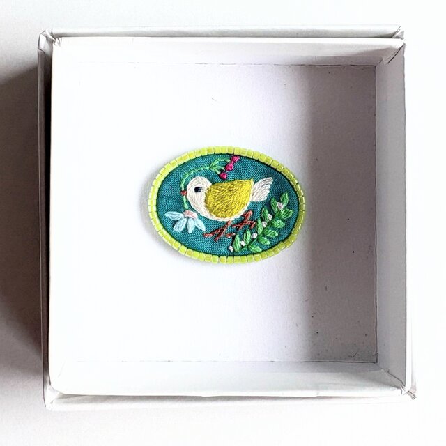 ビーズで飾ったことりと草花のミニ刺繍ブローチ【botanical】#386