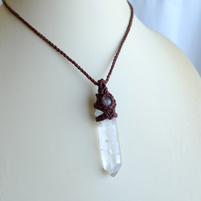水晶ポイントとブラスチャームたちの天然石マクラメ編みネックレス DIY:Crystal point Macrame necklace Tutorial 水晶ポイント