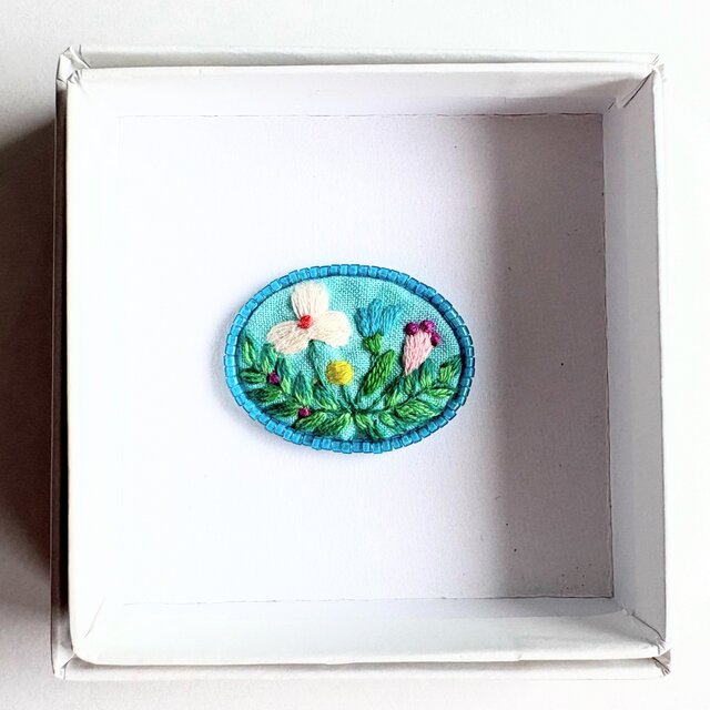 ビーズで飾った小さなお花のミニ刺繍ブローチ【botanical】#387