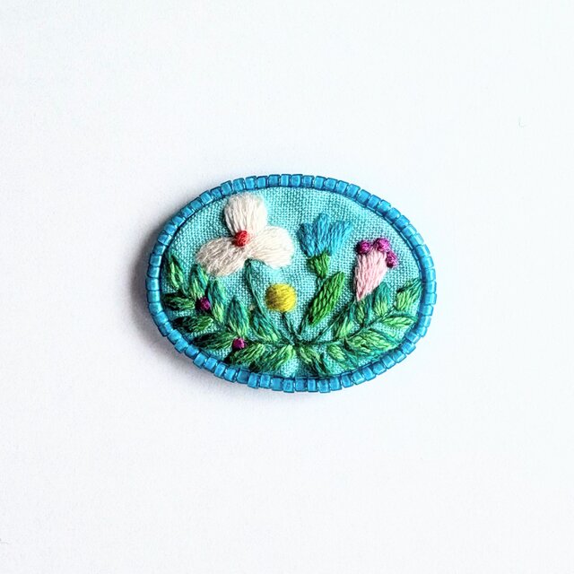 ビーズで飾った小さなお花のミニ刺繍ブローチ【botanical】#387