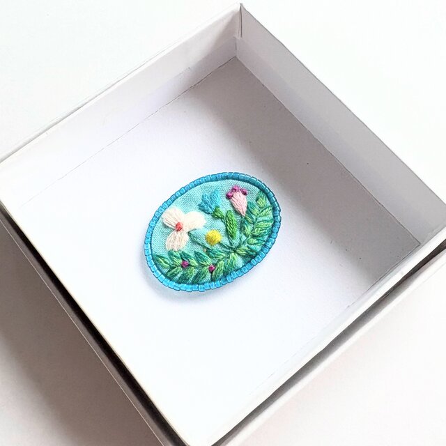 ビーズで飾った小さなお花のミニ刺繍ブローチ【botanical】#387