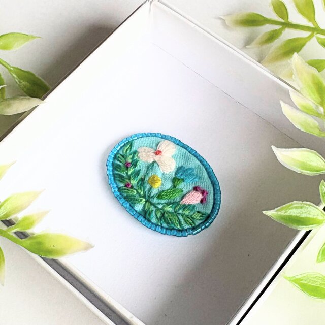 ビーズで飾った小さなお花のミニ刺繍ブローチ【botanical】#387