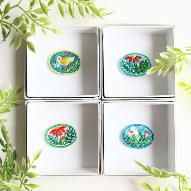 ビーズで飾った小さなお花のミニ刺繍ブローチ【botanical】#387