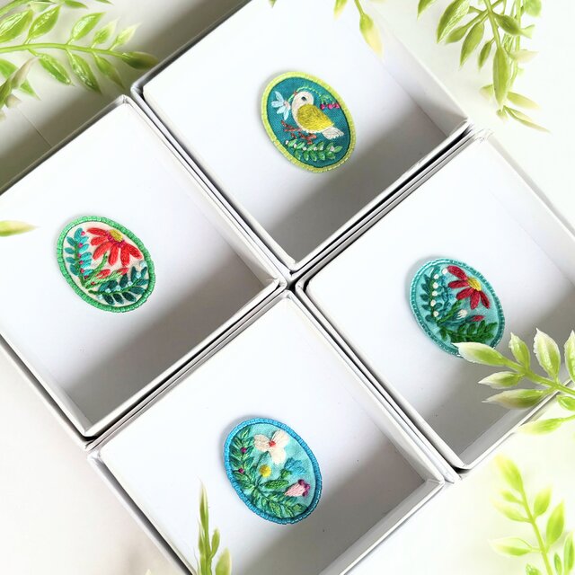 ビーズで飾った小さなお花のミニ刺繍ブローチ【botanical】#387