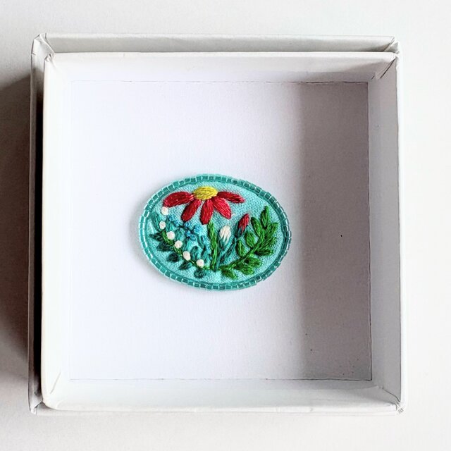 ビーズで飾った小さなお花のミニ刺繍ブローチ【botanical】#388