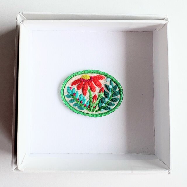 ビーズで飾った小さなお花のミニ刺繍ブローチ【botanical】#389