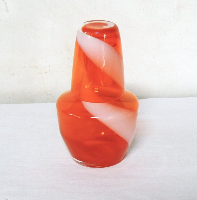 オレンジ渦巻模様の冠水瓶