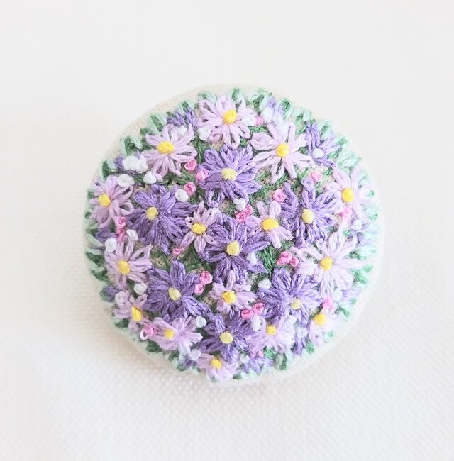 パープルデージーの刺繍ブローチ