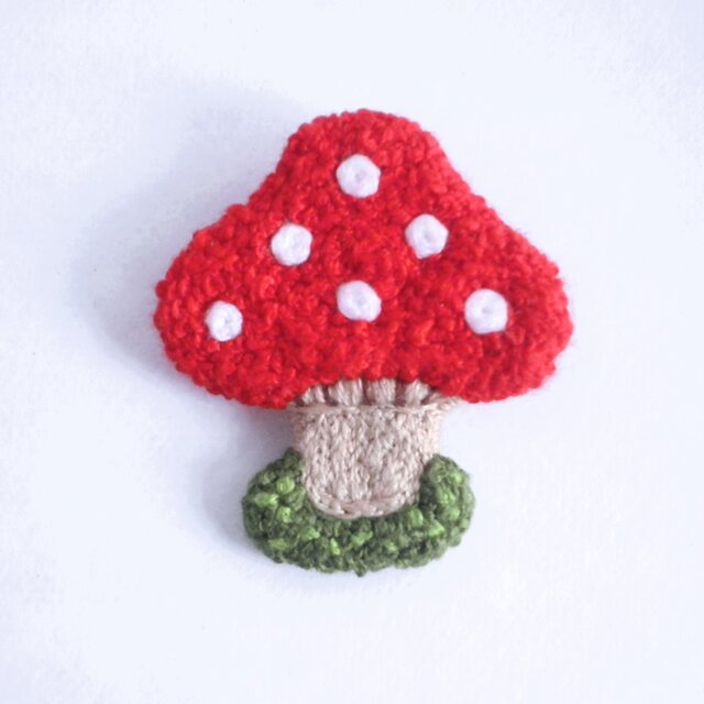 赤いきのこ　モコモコ刺繍ブローチ　三角