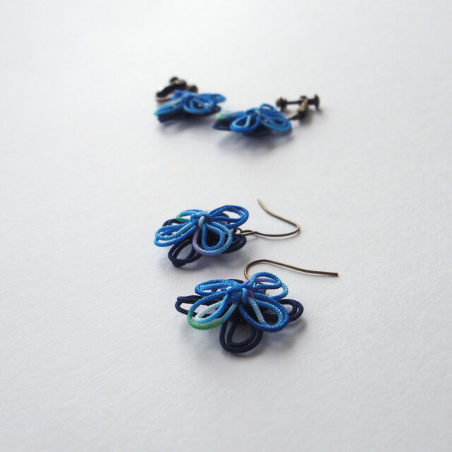 ピアス「潤、ぽちり」（手染青系×濃青） | iichi 日々の暮らしを