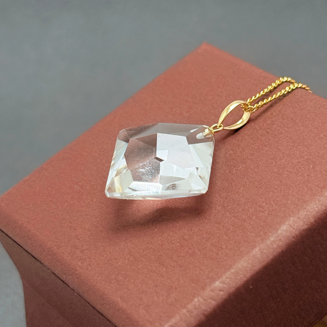 K18白水晶ネックレス 25mm 立体的 クォーツ/白水晶 K18 K18GP 天然石ネックレス - 3D