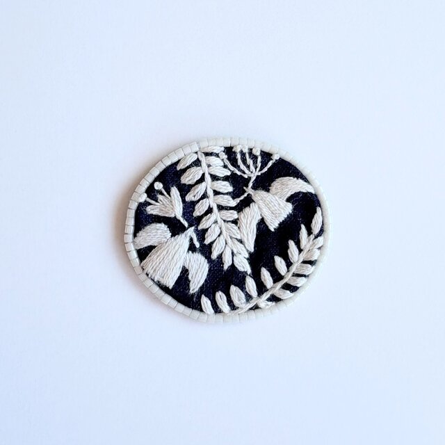 北欧風ビーズで飾ったことりと小さなお花のミニ刺繍ブローチ【botanical】#390