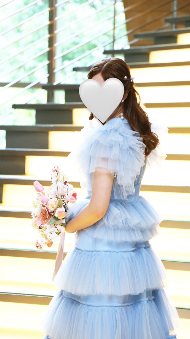 実例写真！カラードレス ブルー Vネック フリル袖 プリーツドレス