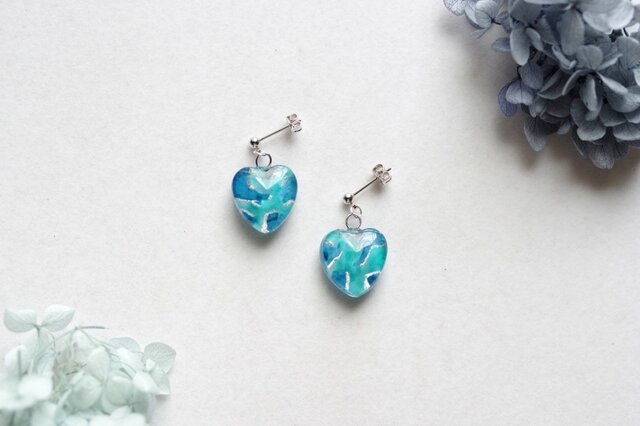 レジンアート ハートのピアス〈青の揺らめき〉 | iichi 日々の暮らしを