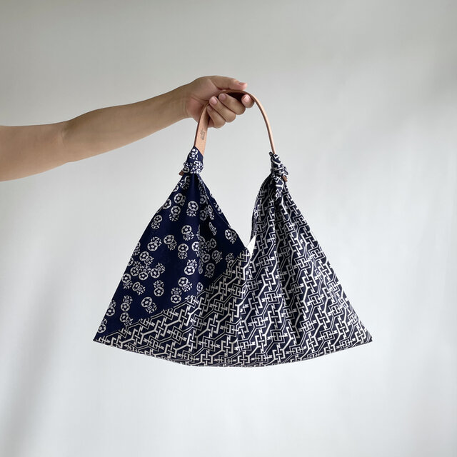 【1点もの】単-ひとえ-のあずま袋 ２色づかい -浴衣地 紺に幾何学模様 & 浴衣地 紺に鼓（ヴィンテージ） AZ661