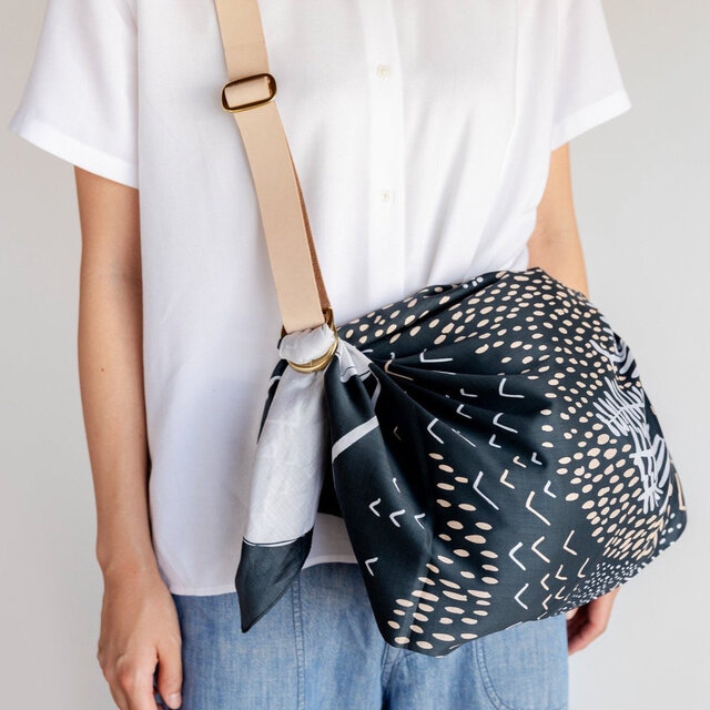 Mountain Blossom Midnight Blue 風呂敷 & 調節可能なレザーストラップセット