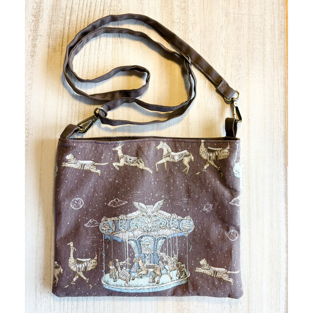 サコッシュ　夜空のメリーゴーランド・ブラウン　外・内ポケット付き　横長・大きめ