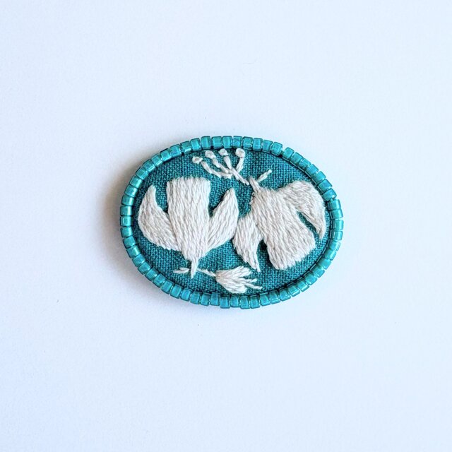 北欧風ビーズで飾ったことりと小さなお花のミニ刺繍ブローチ【botanical】#392