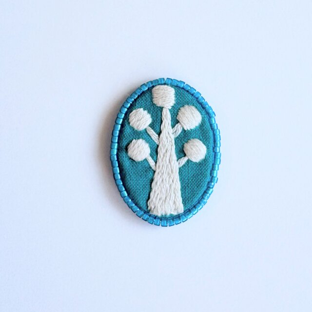 北欧風ビーズで飾ったミニ刺繍ブローチtree【hokuo】#393