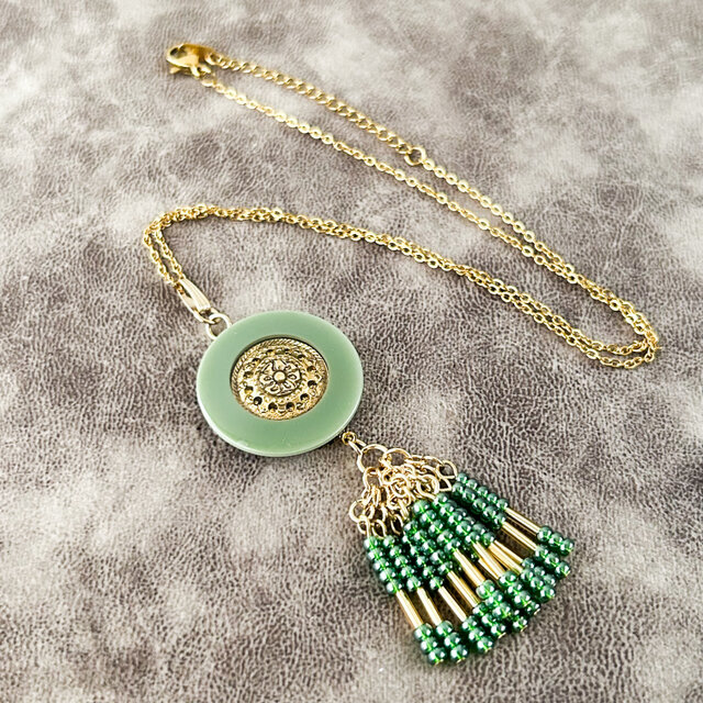 ビーズタッセルがついたボタンネックレス　チェーンはサージカルステンレス