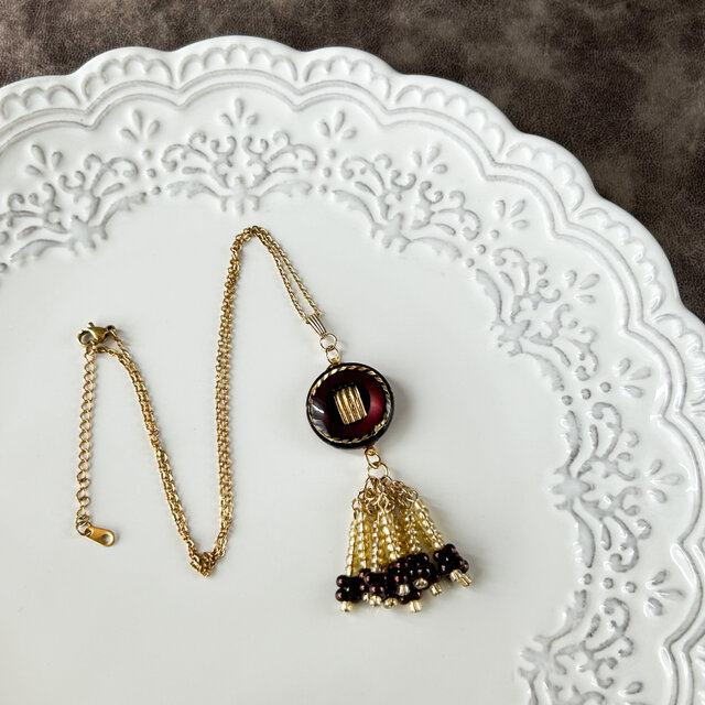 ビーズのタッセルがついたボタンネックレス　チェーンはサージカルステンレス