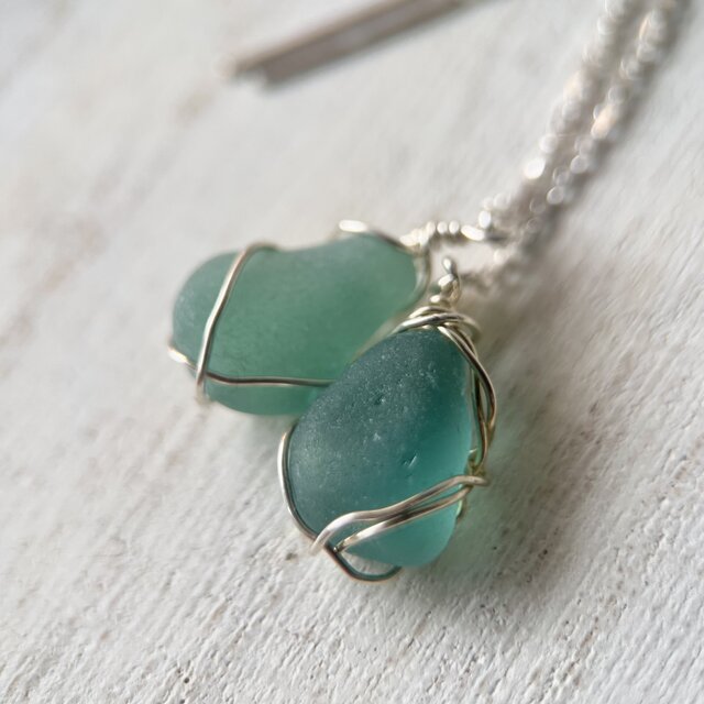 《スターリングシルバー/Silver925》ブルーシーグラスのアメリカンピアス―小さく揺れる空と海―