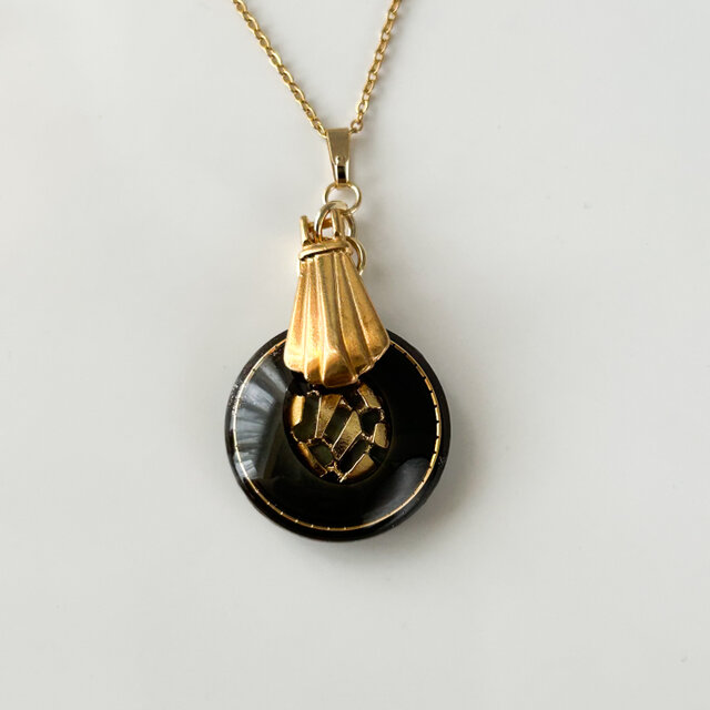 マドレーヌ型のパーツとボタンのネックレス　チェーンはサージカルステンレス