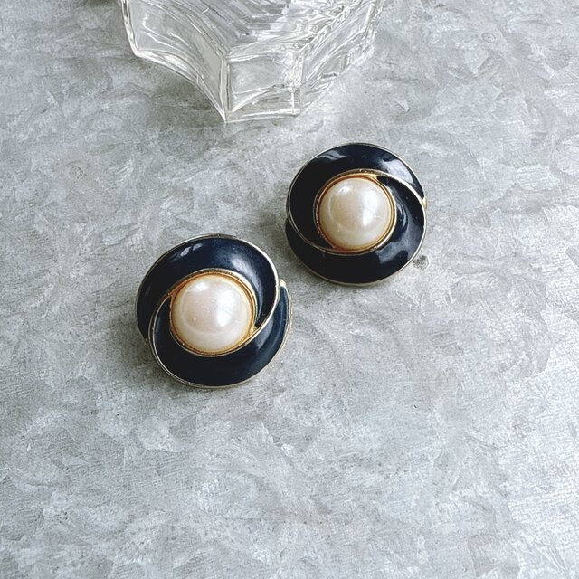 Y1111-ヴィンテージイヤリング U.S.A. 70〜80s Gold Tone Faux Pearl Navy Paint