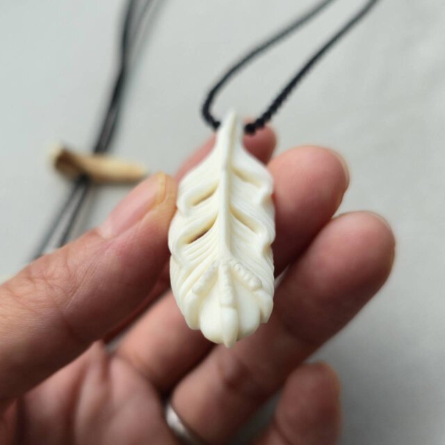 [かー子]　オーダー品 鹿の角　フェザー&勾玉ネックレス 鹿の角 フェザーペンダント #4 | 鹿角工房～イランカラプテ～