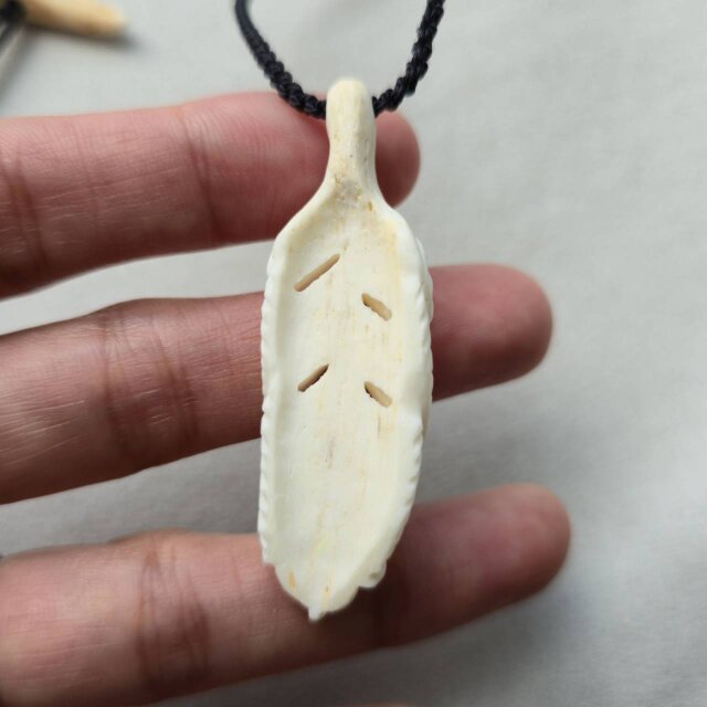 [かー子]　オーダー品 鹿の角　フェザー&勾玉ネックレス 鹿の角 フェザーペンダント #4 | 鹿角工房～イランカラプテ～