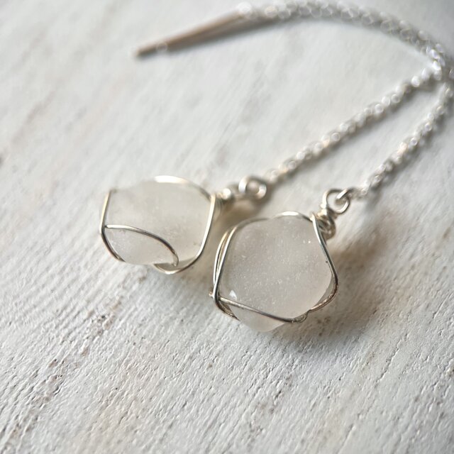 《Silver925》小さなホワイトシーグラスのアメリカンピアス