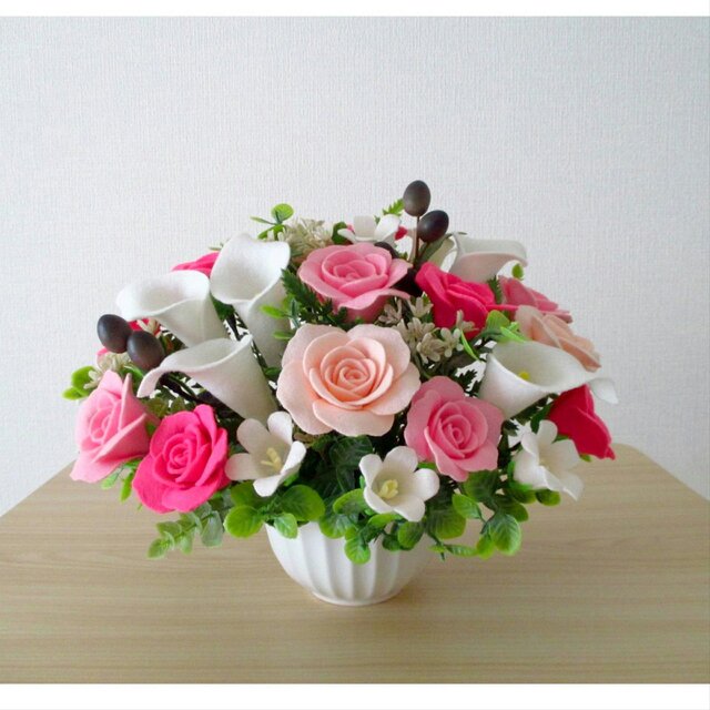 フェルトの花＊薔薇とカラーのエレガント＊フェルトフラワー アレンジメント＊バラ ギフト お祝い 結婚祝い 新築祝い