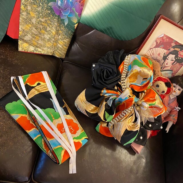 振袖リメイクロングワンピース 朱色に四季の花々刺繍入り 振袖 着物 ロングワンピース ドレス 2部式ローズ/バラ作り帯