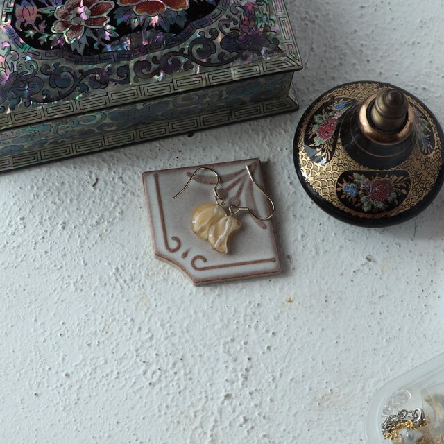 チェコガラスビーズ　ささやかなきらめきの三日月のピアス　ベージュ