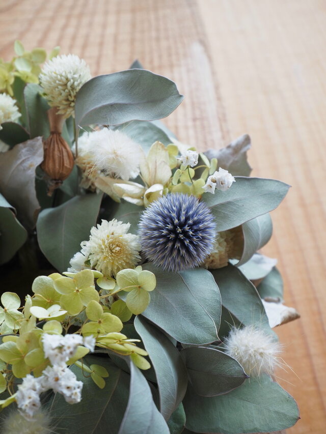 ユーカリと草花のミニリース | iichi 日々の暮らしを心地よくする