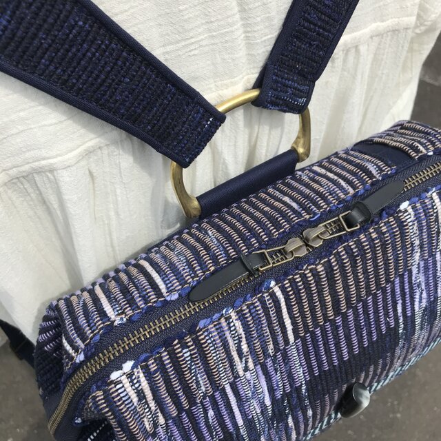 口金入りで口がガバッと開いて使いやすい裂き織りのリュック（紺