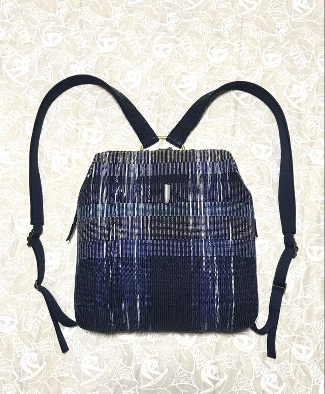 口金入りで口がガバッと開いて使いやすい裂き織りのリュック（紺