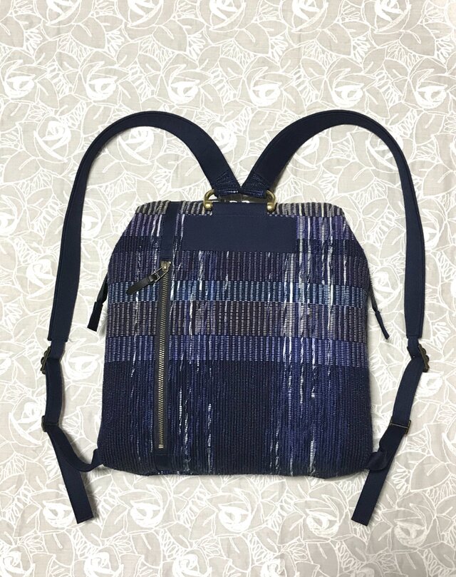 口金入りで口がガバッと開いて使いやすい裂き織りのリュック（紺