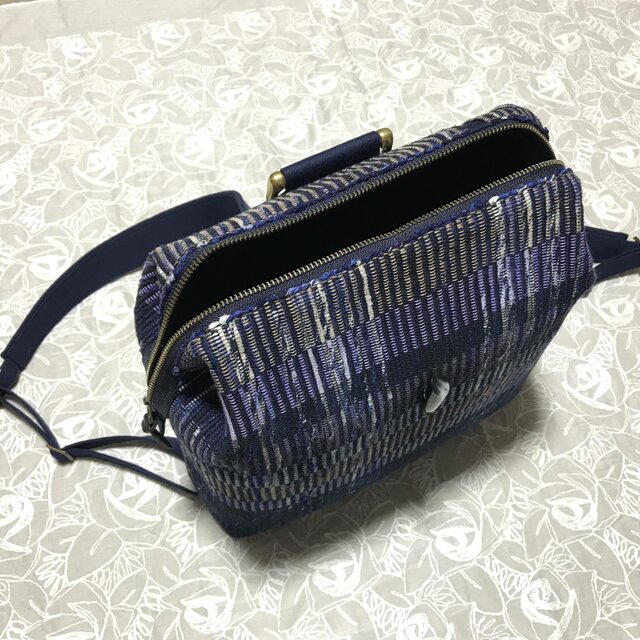 口金入りで口がガバッと開いて使いやすい裂き織りのリュック（紺