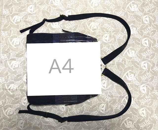 口金入りで口がガバッと開いて使いやすい裂き織りのリュック（紺