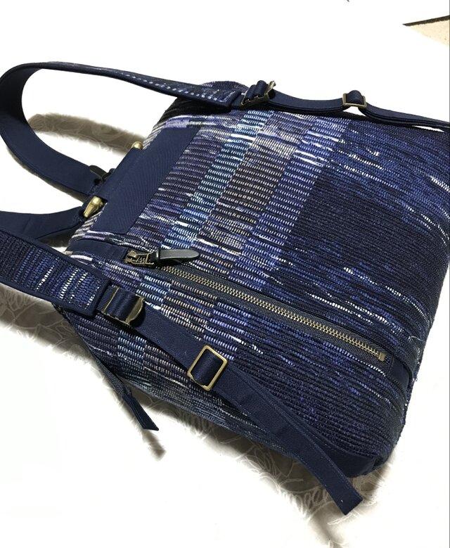 口金入りで口がガバッと開いて使いやすい裂き織りのリュック（紺
