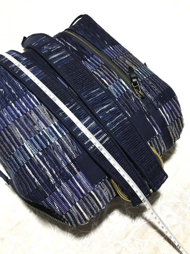 口金入りで口がガバッと開いて使いやすい裂き織りのリュック（紺