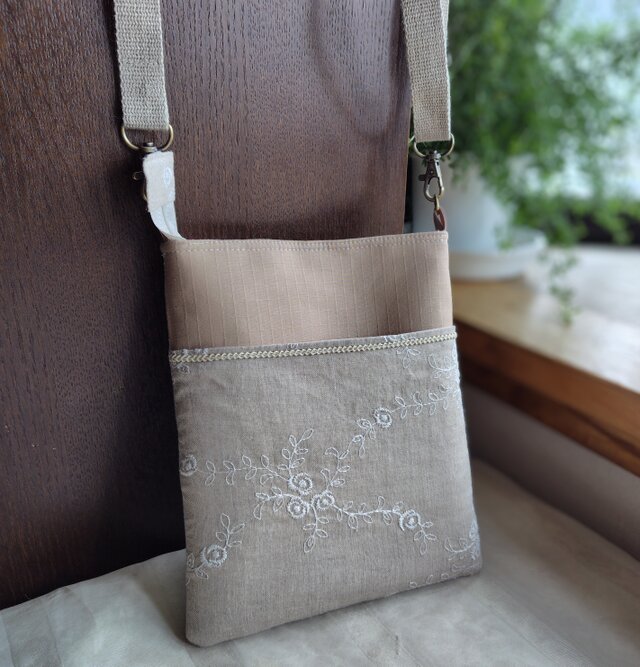 リネン*刺繍生地*スマホショルダー*サコッシュ
