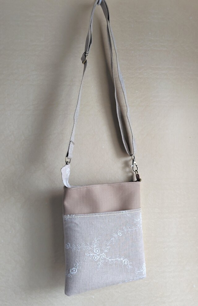 リネン*刺繍生地*スマホショルダー*サコッシュ | iichi 日々の暮らしを