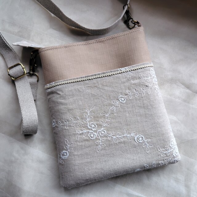 リネン*刺繍生地*スマホショルダー*サコッシュ | iichi 日々の暮らしを