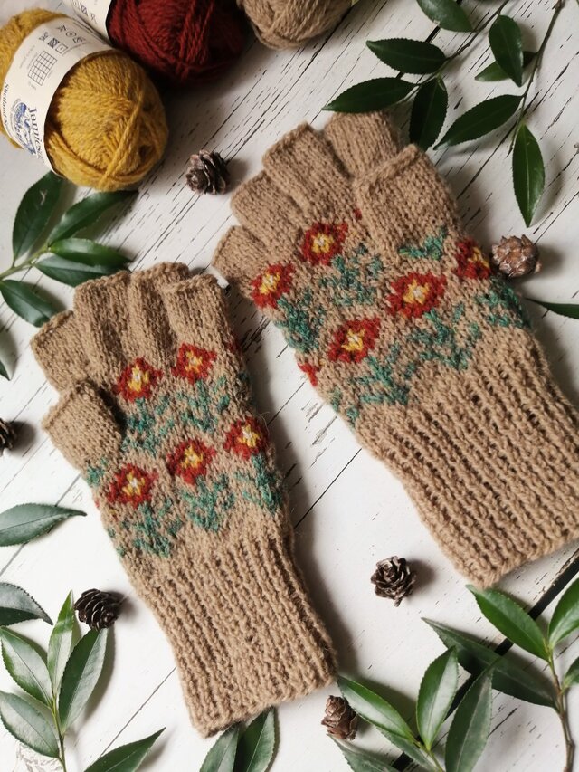 薄茶に赤の花の編み込み指先フリー手袋