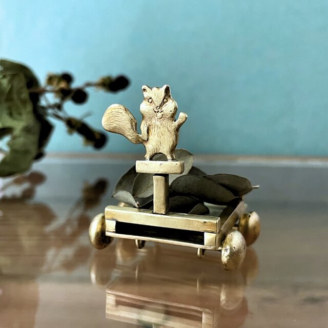 「小さなリスの手押し車」真鍮オブジェ