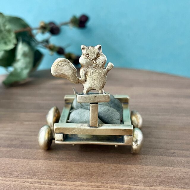 小さなリスの手押し車」真鍮オブジェ | iichi 日々の暮らしを心地よく