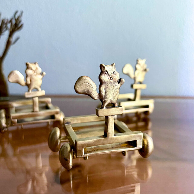 小さなリスの手押し車」真鍮オブジェ | iichi 日々の暮らしを心地よく