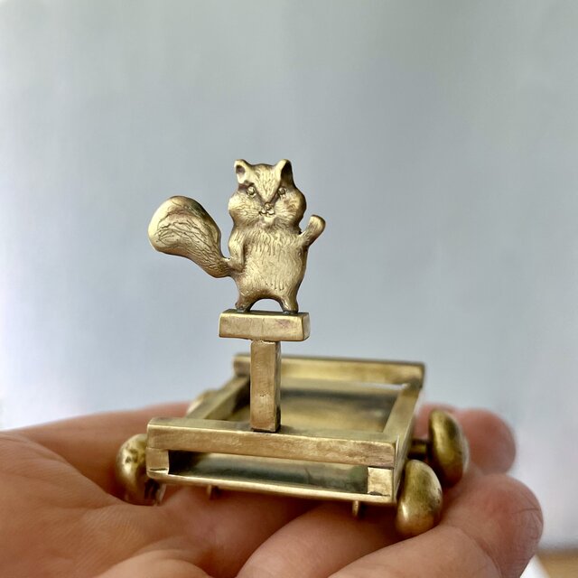 小さなリスの手押し車」真鍮オブジェ | iichi 日々の暮らしを心地よく